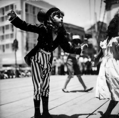 Crianças passistas de frevo em frente à Igreja da Matriz do Santíssimo Sacramento de Santo Antônio