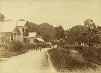 Casas ao longo de rio