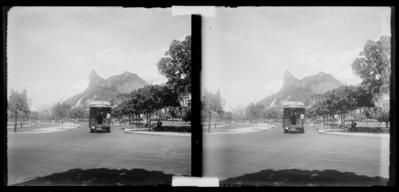 Ônibus na Praia de Botafogo; ao fundo, o Morro do Pão de Açucar
