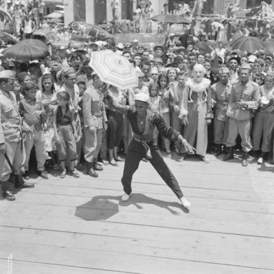 Passista de frevo no carnaval de rua de Recife