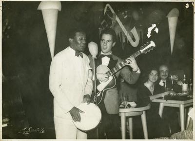 Caco Velho ao microfone com o pandeiro