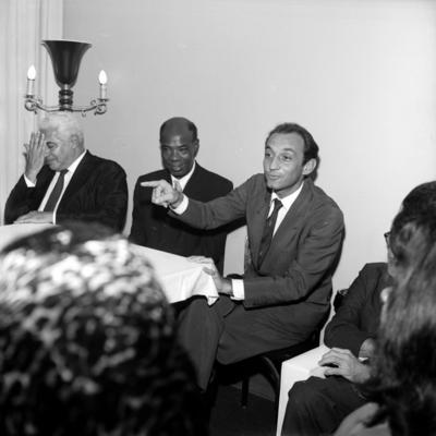 Sessão solene em homenagem ao Dia do Compositor. Da esquerda para a direita: Dorival Caymmi, Sebastião Cirino e Flávio Barroso (filho de Ary Barroso), entre outros