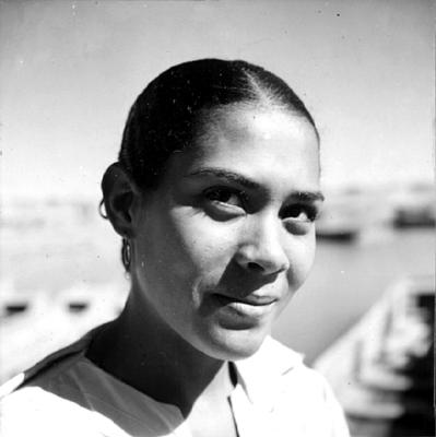 Mulher sentada em barco