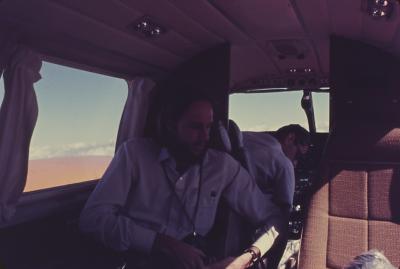 Jorge Bodanzky durante sobrevoo por localidade da região do nordeste brasileiro