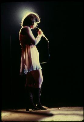 Nara Leão ao microfone