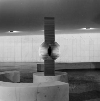 "Polivolume: Ponto de Encontro", escultura de Mary Vieira