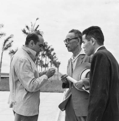 Oscar Niemeyer e outras pessoas não identificadas