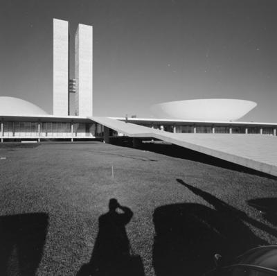 Congresso Nacional, vendo-se a sombra do fotógrafo Marcel Gautherot