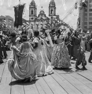 Desfile de agremiação carnavalesca, em frente à Igreja Matriz do Santíssimo Sacramento de Santo Antônio