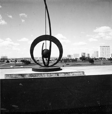 "Era Espacial", escultura de Alexandre Wakenwith, conhecida como Berimbau