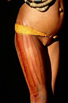 Série Xingu - Jovem Kalapalo adornada com colares e cinto ulurí