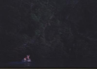 Ao fundo, pessoas não identificadas