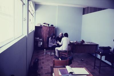 O repórter Karl Brugger entrevista Judith Malina e Julian Beck, criadores do Living Theater, presos em Belo Horizonte