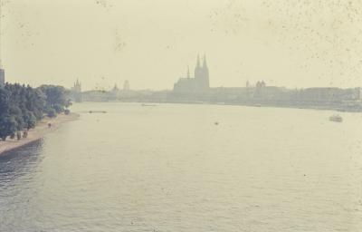 Rio Reno e, ao fundo, a Catedral de Colônia