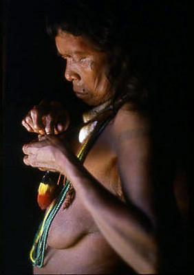 Série Xingu - Anciã se prepara para a cerimônia do Yamaricumã