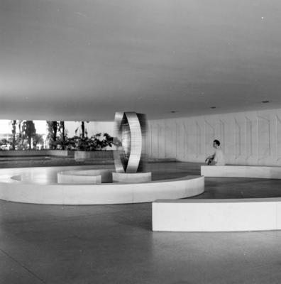 "Polivolume: Ponto de Encontro", escultura de Mary Vieira, no Palácio dos Arcos ou Palácio Itamaraty