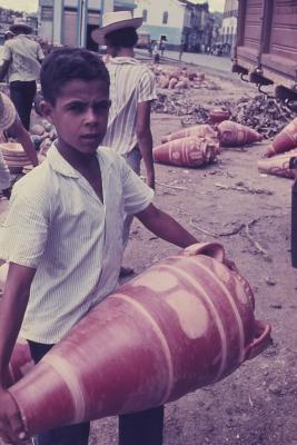 Transporte de cerâmicas que serão vendidas em Salvador