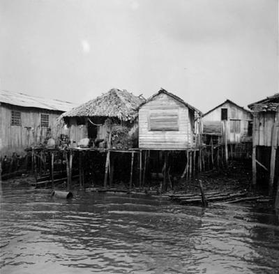 Vila da Barca, palafitas flutuantes