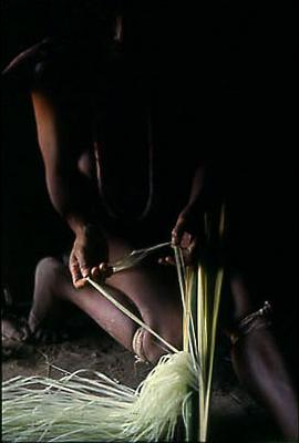 Série Xingu - Confecção de fios de buriti