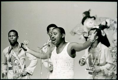 Zuzuca do Salgueiro ao microfone