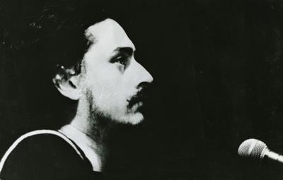 Egberto Gismonti ao microfone