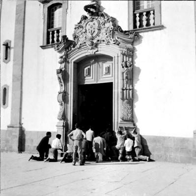 Basílica do Santuário Diocesano do Bom Jesus de Matosinhos, portada com fiéis