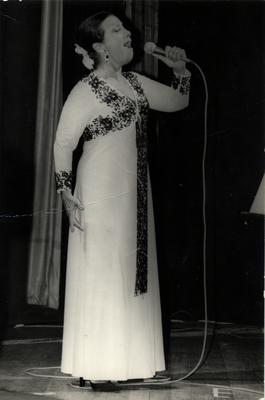 Elizeth Cardoso ao microfone