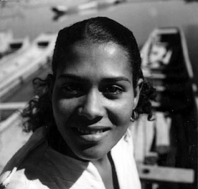 Mulher sentada em barco