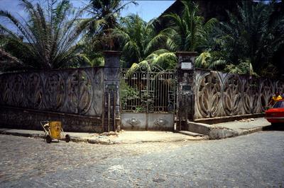 Muro com gradil estilo art-nouveau