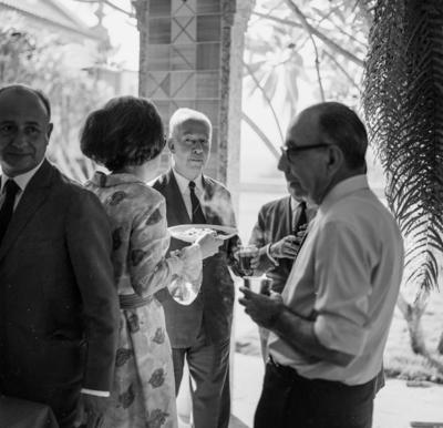 De frente, Pedro Calmon, no Sítio Burle Marx, na ocasião da visita de Pablo Neruda