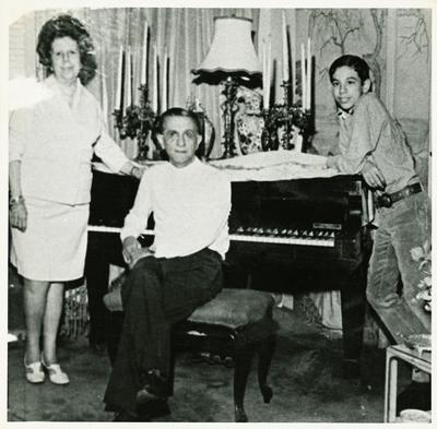 Joubert de Carvalho ao piano com família