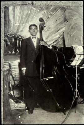 Bonfiglio de Oliveira com o contrabaixo