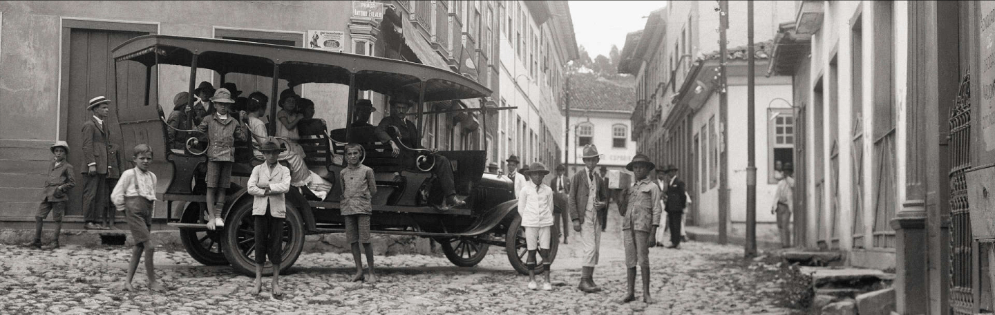 Nome do autor, título da obra, XXXX. [Localização da obra] / Licenciamento da obra, São Paulo, BR.